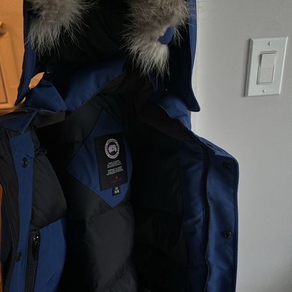 Canada Goose Jacket in blue. Lightly used. Perfect for Canadian winters - Picture 2 of 4